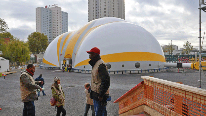 Ouverture à Paris d'un centre humanitaire pour migrants géré par Emmaüs Solidarité